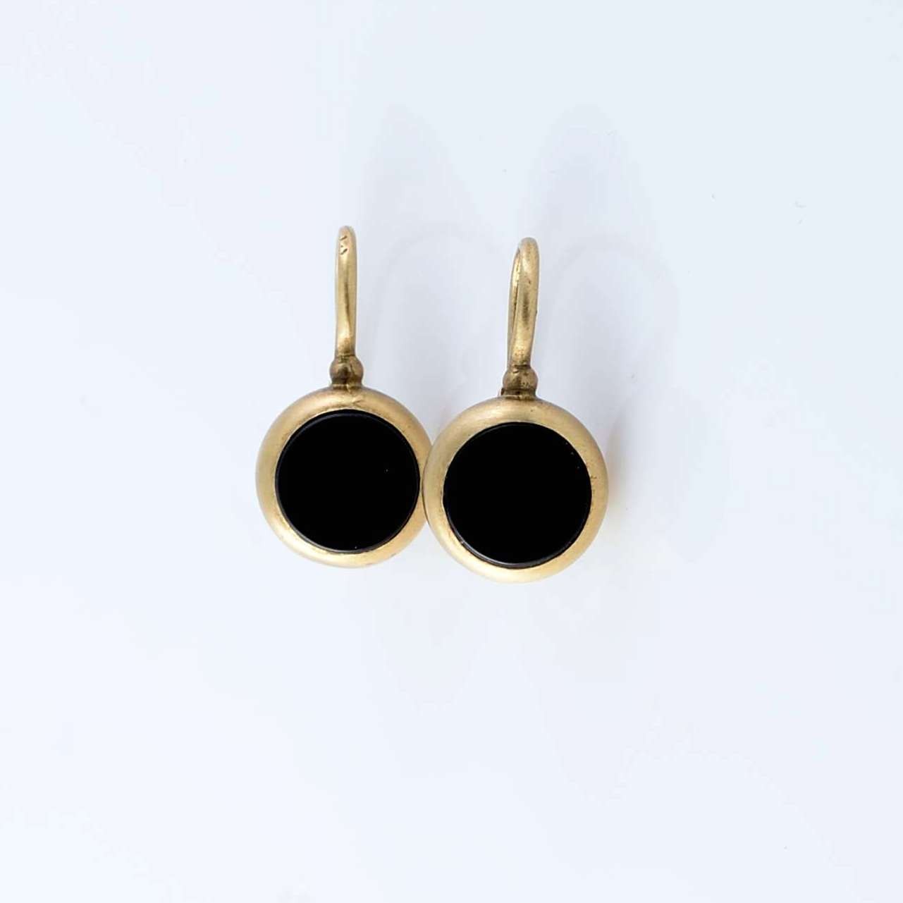 Gold earrings with onyx stones