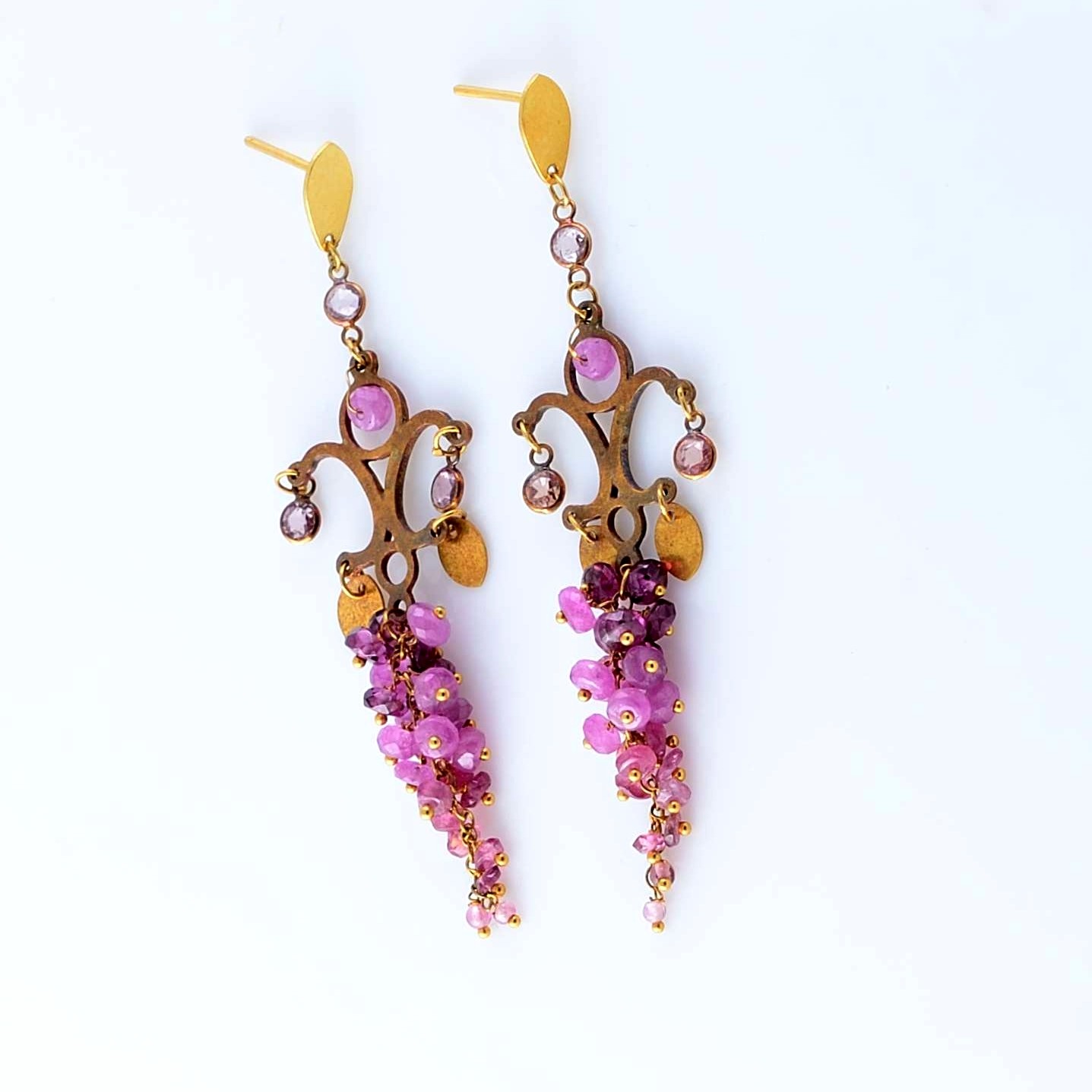 Gold earrings with pink sapphires