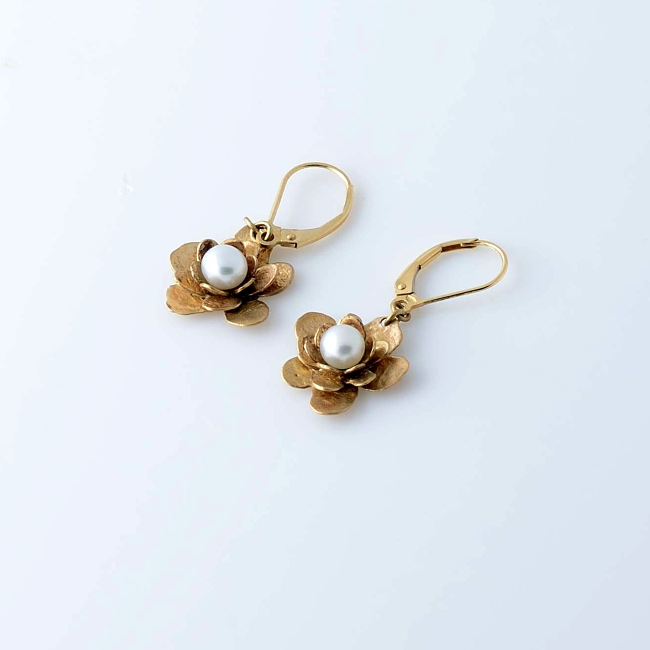 Gold earrings and pearl flower